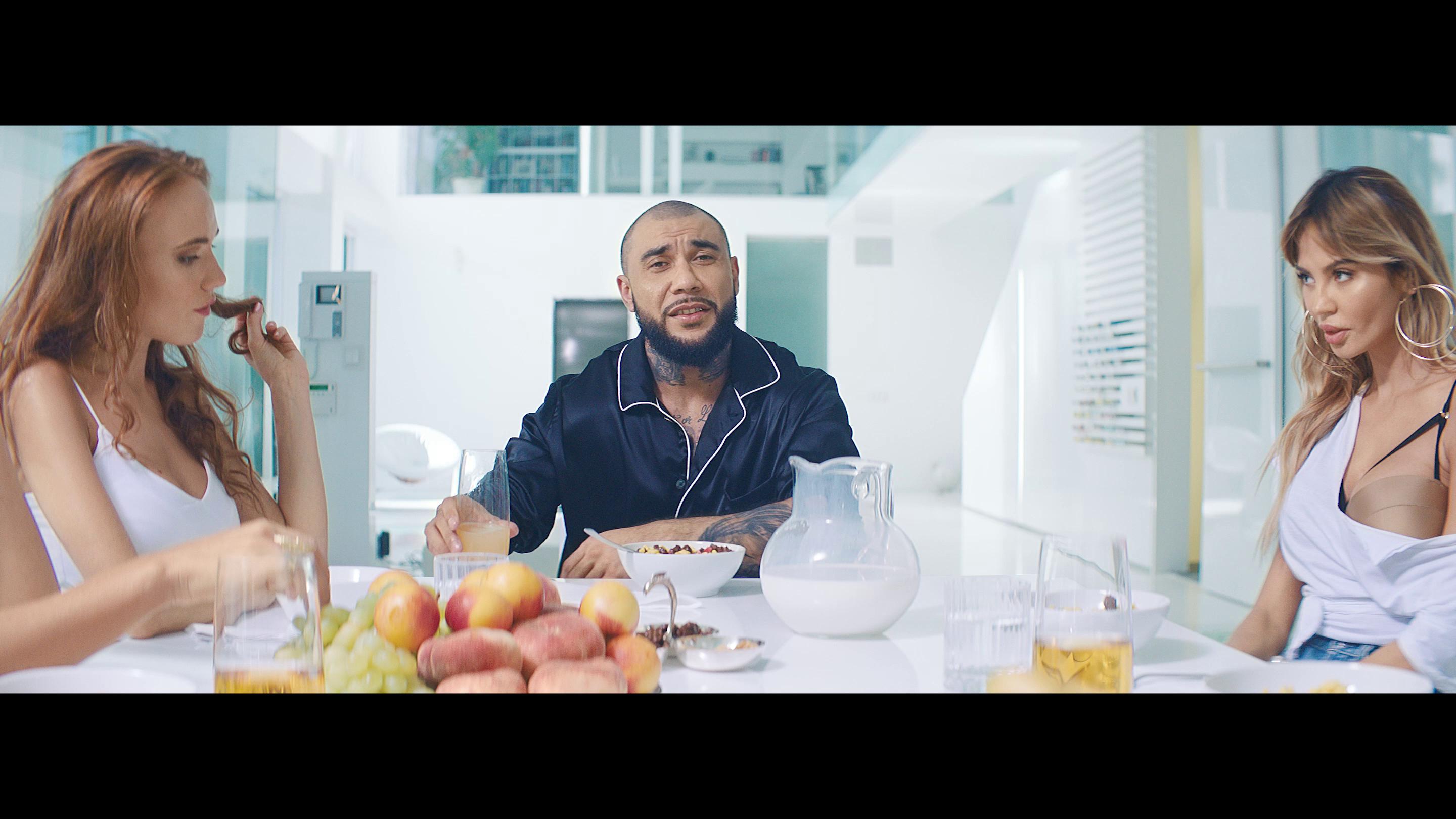 Worldclips.Ru - Скачать Бесплатно Клип Девочка S-Класса (Feat Миша.